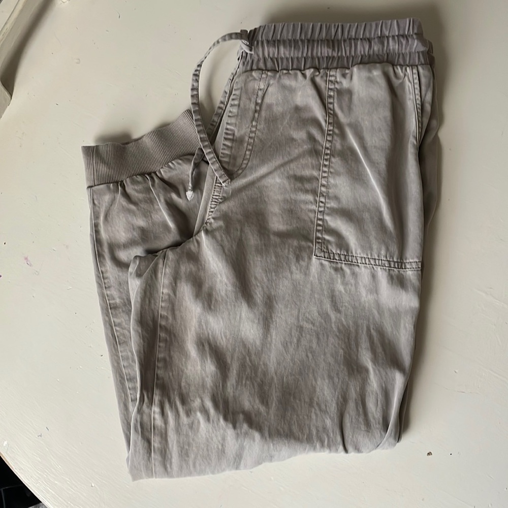 Maurices Kaki capris- Size M